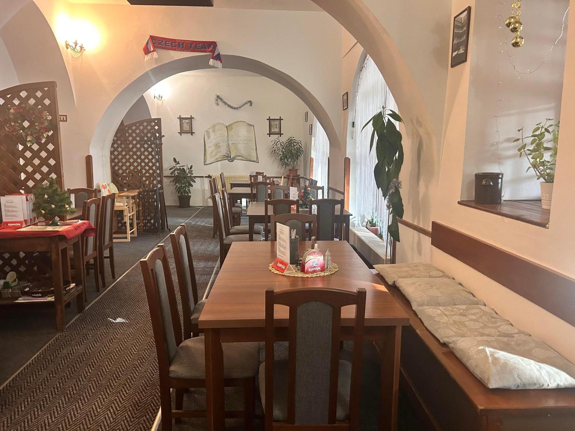 Restaurace A Penzion Podloubi Opočno Exterior foto