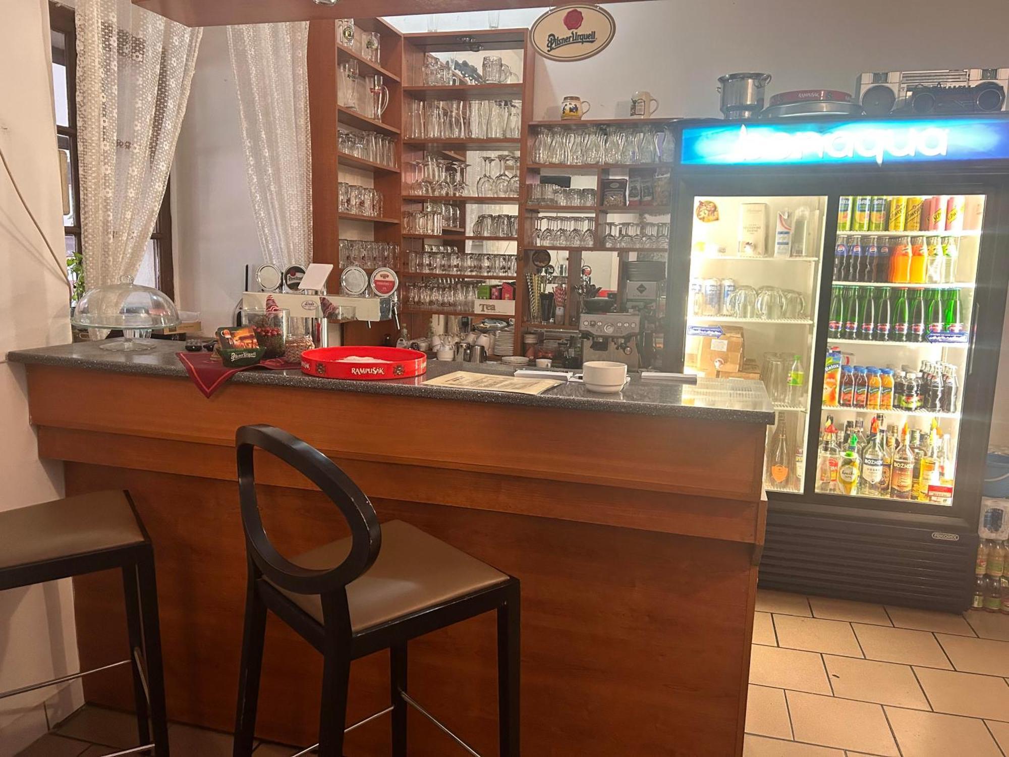 Restaurace A Penzion Podloubi Opočno Exterior foto